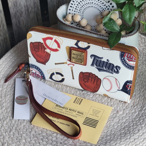 Dooney & Bourke Baseball Minnesota TWINS wristlet WHITE - Picture 6 of 11